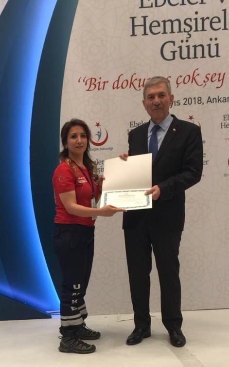 Ayfer Kölük Sağlık Bakanımız Ahmet Demircan'ın ellerinden 2018 yılında 'Yılın Hemşiresi' ödülünü almak ne güzel.